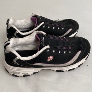 Skechers D’Lites black and purple slip on sneakers 10